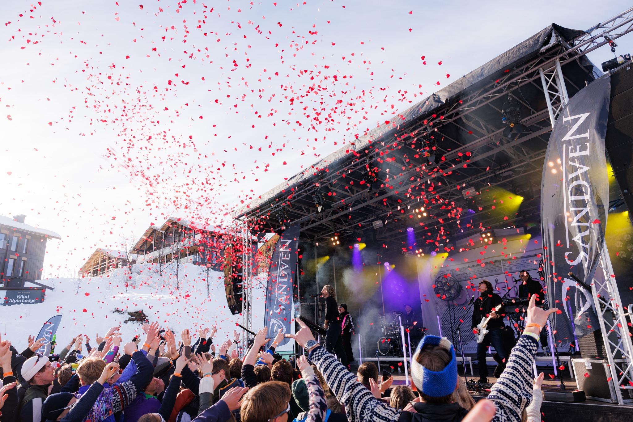 Konsertstemning med Sandven-banner og konfetti